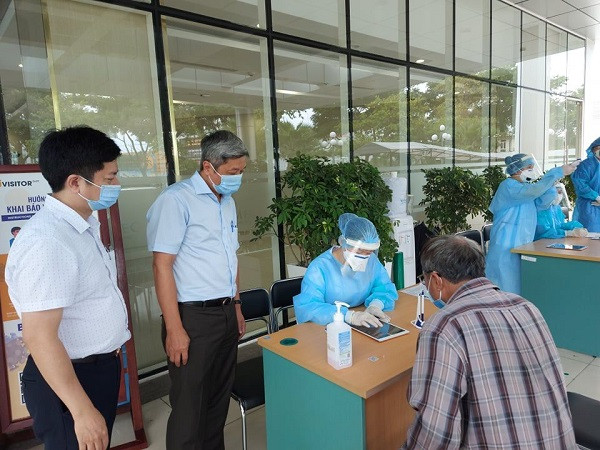 Thứ trưởng Y tế Nguyễn Trường Sơn (thứ hai từ trái qua) trực tiếp chỉ đạo chống dịch Covid-19 tại miền Trung suốt 3 tuần qua Thứ trưởng Y tế Nguyễn Trường Sơn (thứ hai từ trái qua) trực tiếp chỉ đạo chống dịch Covid-19 tại miền Trung suốt 3 tuần qua