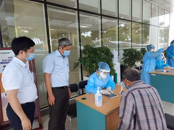 Thứ trưởng Y tế Nguyễn Trường Sơn (thứ hai từ trái qua) trực tiếp chỉ đạo chống dịch Covid-19 tại miền Trung suốt 3 tuần qua Thứ trưởng Y tế Nguyễn Trường Sơn (thứ hai từ trái qua) trực tiếp chỉ đạo chống dịch Covid-19 tại miền Trung suốt 3 tuần qua