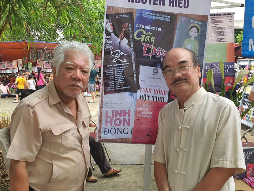 Nhà văn Nguyễn Hiếu (phải) và NSƯT Lê Chức trong một sự kiện văn học tổ chức tại quê hương Thụy Phương của nhà văn. Ảnh: FBNV.