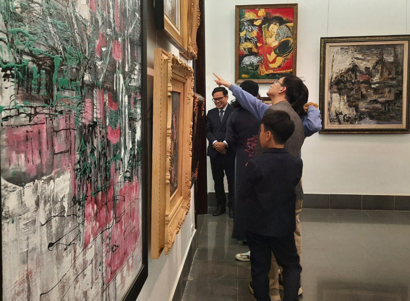 Người xem thưởng lãm tranh của hai họa sĩ Văn Dương Thành và Julia Oh Người xem thưởng lãm tranh của hai họa sĩ Văn Dương Thành và Julia Oh