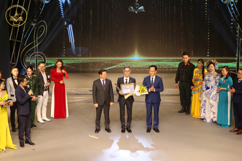 Ban tổ chức trao giải Nhất cho thí sinh Phạm Công Thành (Đại học Văn hoá nghệ thuật Quân đội). Ban tổ chức trao giải Nhất cho thí sinh Phạm Công Thành (Đại học Văn hoá nghệ thuật Quân đội).