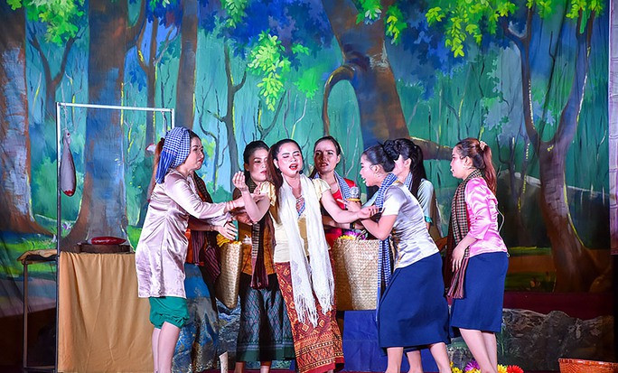 Nghệ thuật sân khấu dù kê ở Nam Bộ tạo ấn tượng với khán giả Nghệ thuật sân khấu dù kê ở Nam Bộ tạo ấn tượng với khán giả