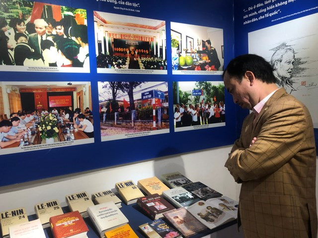 Người xem tham quan triển lãm.