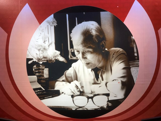 Hình ảnh Đại tướng Chu Huy Mân tại triển lãm.