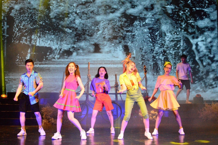 Vở nhạc kịch "Trại hoa vàng"