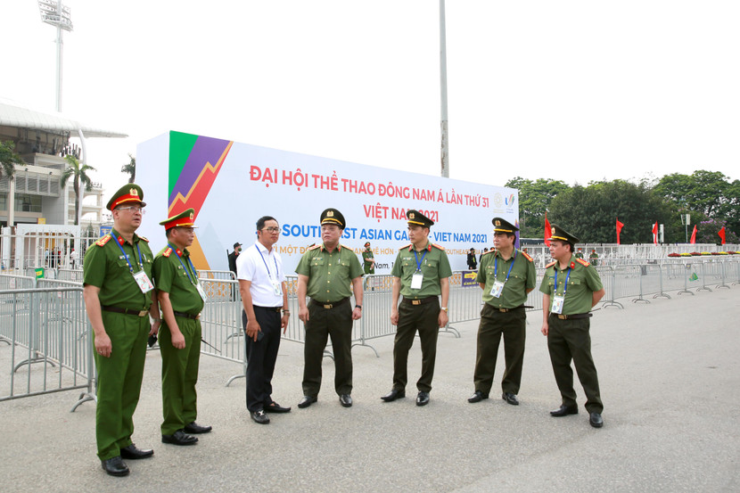 Trung tướng Nguyễn Hải Trung, Ủy viên Ban Thường vụ Thành ủy, Bí thư Đảng ủy, Giám đốc CATP Hà Nội kiểm tra công tác bảo đảm an ninh, trật tự những ngày diễn ra SEA Games 31 tại khu vực sân vận động Mỹ Đình