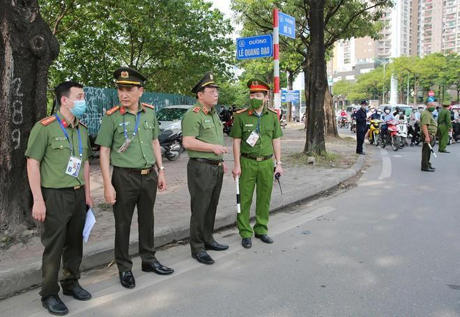 Trung tướng Nguyễn Hải Trung, Giám đốc CATP Hà Nội (thứ 2 từ phải sang) lưu ý cán bộ trực chốt đảm bảo tuyệt đối an toàn SEA Games 31