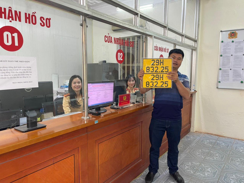 Anh Trịnh Văn Phúc nhận biển số xe tại CAH Gia Lâm sau đúng 10 phút hoàn tất các thủ tục