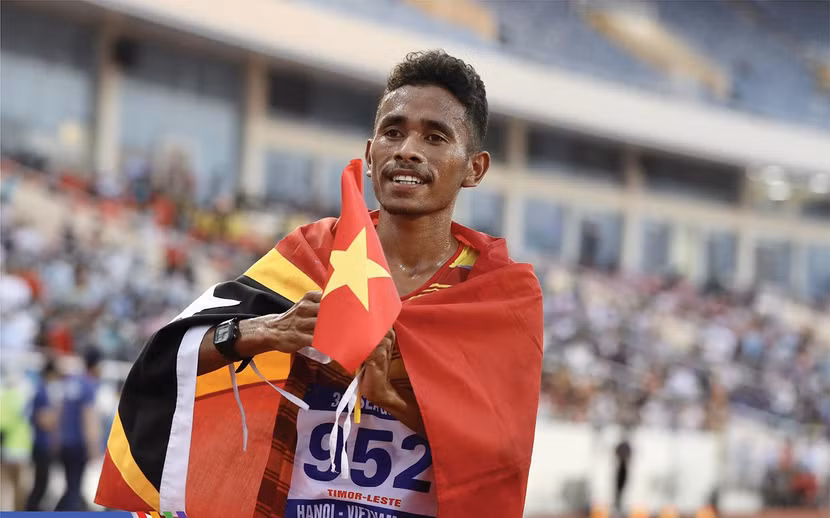 Hình ảnh VĐV Felisberto De Deus khoác lên mình lá cờ Timor Leste cầm quốc kỳ Việt Nam chạy quanh sân vận động Mỹ Đình là hình ảnh tuyệt đẹp về tinh thần thể thao cao thượng tại SEA Games 31