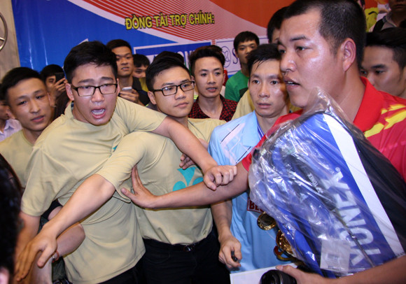 Xấu hổ với màn cướp vợt cầu lông tại NTĐ Cầu Giấy ảnh 8 Xấu hổ với màn cướp vợt cầu lông tại NTĐ Cầu Giấy ảnh 8