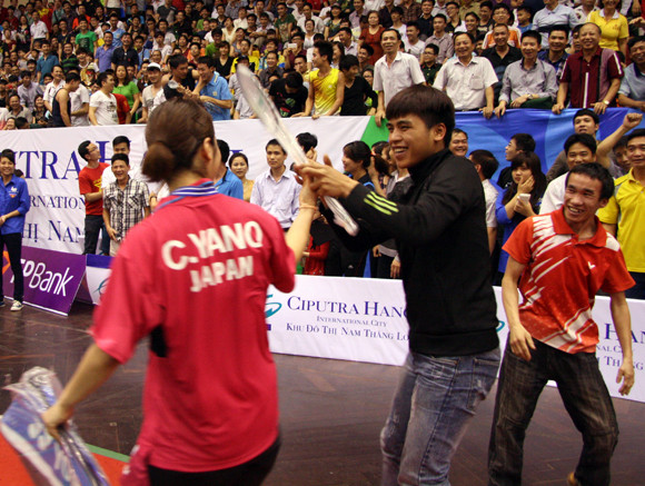 Xấu hổ với màn cướp vợt cầu lông tại NTĐ Cầu Giấy ảnh 5 Xấu hổ với màn cướp vợt cầu lông tại NTĐ Cầu Giấy ảnh 5