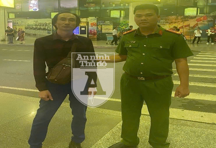 Đối tượng Nguyễn Cao Cường được Công an huyện Ba Vì tiếp nhận ngay khi nhập cảnh Cảng hàng không quốc tế Nội Bài Đối tượng Nguyễn Cao Cường được Công an huyện Ba Vì tiếp nhận ngay khi nhập cảnh Cảng hàng không quốc tế Nội Bài