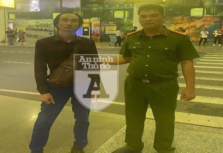 Đối tượng Nguyễn Cao Cường được Công an huyện Ba Vì tiếp nhận ngay khi nhập cảnh Cảng hàng không quốc tế Nội Bài