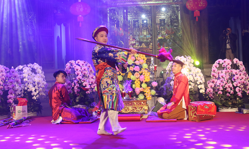 Tiết mục thực hành di sản của Nghệ nhân Ưu tú Vũ Thanh Bình (tỉnh Nam Định) với giá Quan lớn Đệ Tam.