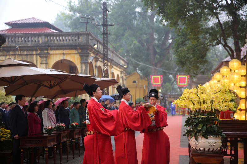 Ban tế lễ thực hiện nghi thức dâng hương.