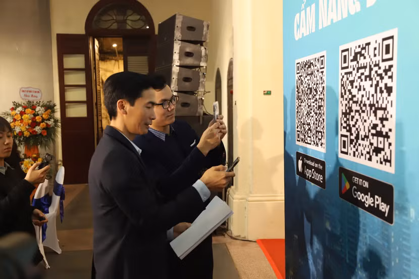 Du khách tham dự quét mã tải App Du lịch Hoàn Kiếm, để trải nghiệm những tính năng từ ứng dụng