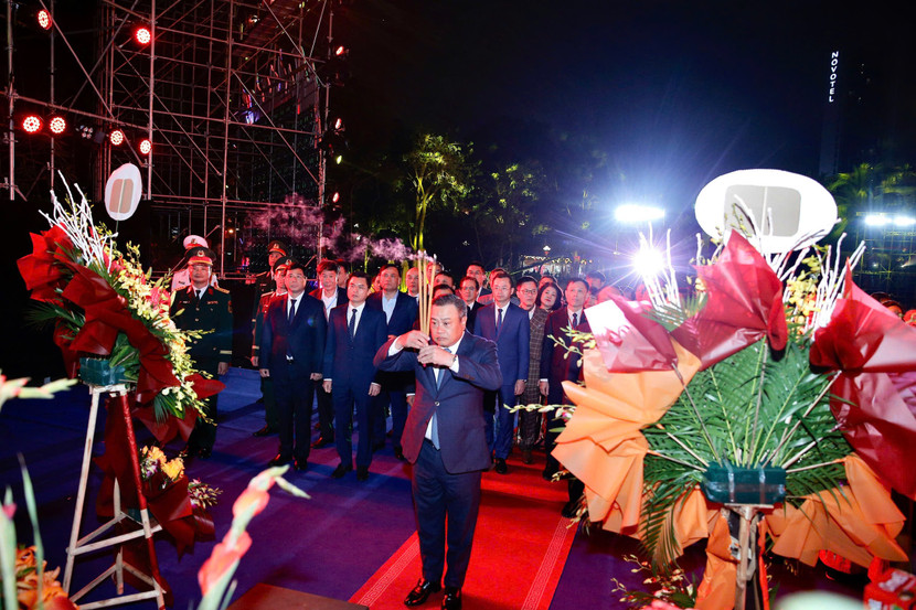 Ủy viên Trung ương Đảng, Phó Bí thư Thành ủy, Chủ tịch UBND thành phố Hà Nội Trần Sỹ Thanh dâng hương đền thờ Vua Quang Trung.