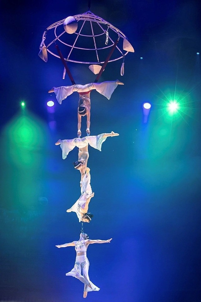 Tiết mục "Đu nón" của bốn nghệ sĩ Việt giành huy chương Bạc tại Liên hoan Xiếc thế giới "IDOL'' lần thứ tám ở Moskva, Liên bang Nga. Tiết mục "Đu nón" của bốn nghệ sĩ Việt giành huy chương Bạc tại Liên hoan Xiếc thế giới "IDOL'' lần thứ tám ở Moskva, Liên bang Nga.