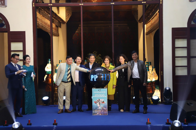 Các đại biểu thực hiện nghi thức ra mắt app du lịch và cẩm nang du lịch quận Hoàn Kiếm