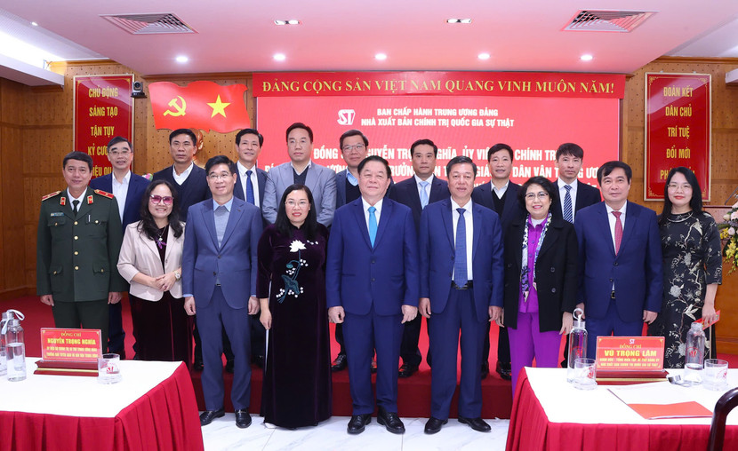 Đồng chí Nguyễn Trọng Nghĩa, Trưởng Ban Tuyên giáo và Dân vận Trung ương chụp ảnh cùng các đại biểu.