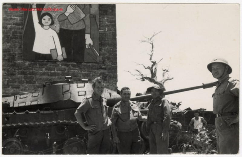 Cố nhà báo Rozsa (người thứ hai từ trái sang) tại vùng giải phóng Đông Hà.