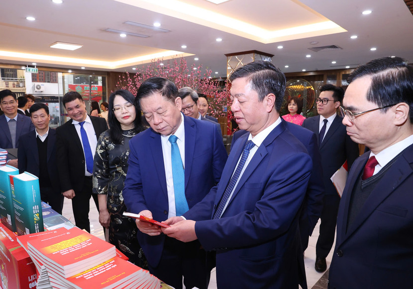 Đồng chí Nguyễn Trọng Nghĩa, Ủy viên Bộ Chính trị, Bí thư Trung ương Đảng, Trưởng Ban Tuyên giáo và Dân vận Trung ương tham quan các đầu sách đã xuất bản của nhà xuất bản Chính trị quốc gia Sự thật.