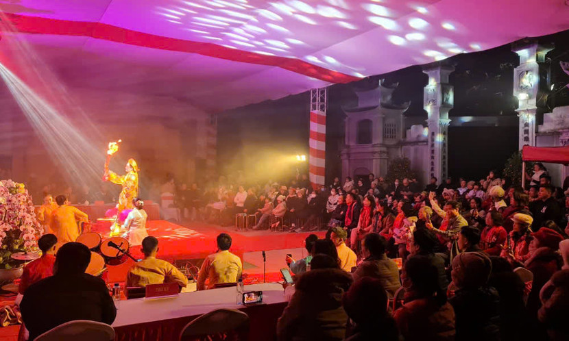 Liên hoan thu hút đông đảo người dân tới tham dự.