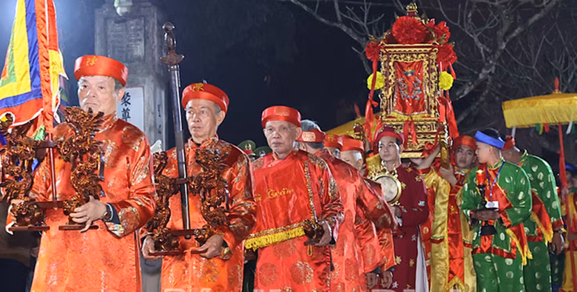 Nghi thức rước kiệu ấn từ Đền Cố Trạch (thờ Anh hùng dân tộc Trần Hưng Đạo) sang Đền Thiên Trường. Ảnh: Báo Nam Định Nghi thức rước kiệu ấn từ Đền Cố Trạch (thờ Anh hùng dân tộc Trần Hưng Đạo) sang Đền Thiên Trường. Ảnh: Báo Nam Định