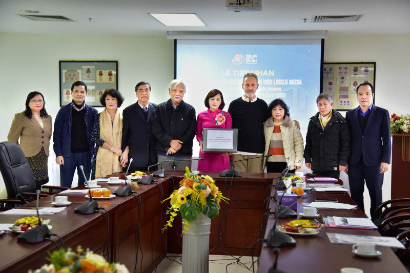 Bà Trần Việt Hoa, Giám đốc Trung tâm Lưu trữ Quốc gia III cùng các đại biểu tiếp nhận khối tài liệu ảnh từ đại diện gia đình nhà báo László Rozsa.