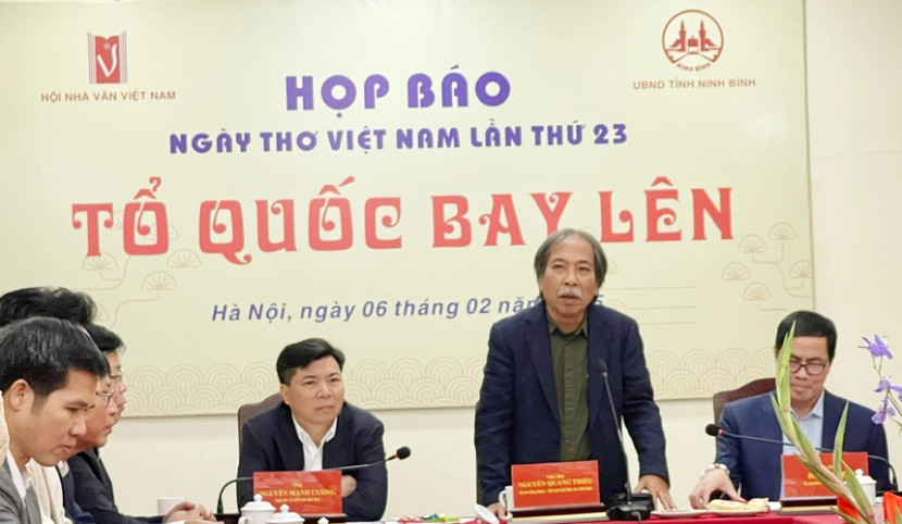 Nhà thơ Nguyễn Quang Thiều, Chủ tịch Hội Nhà văn Việt Nam phát biểu tại buổi họp báo