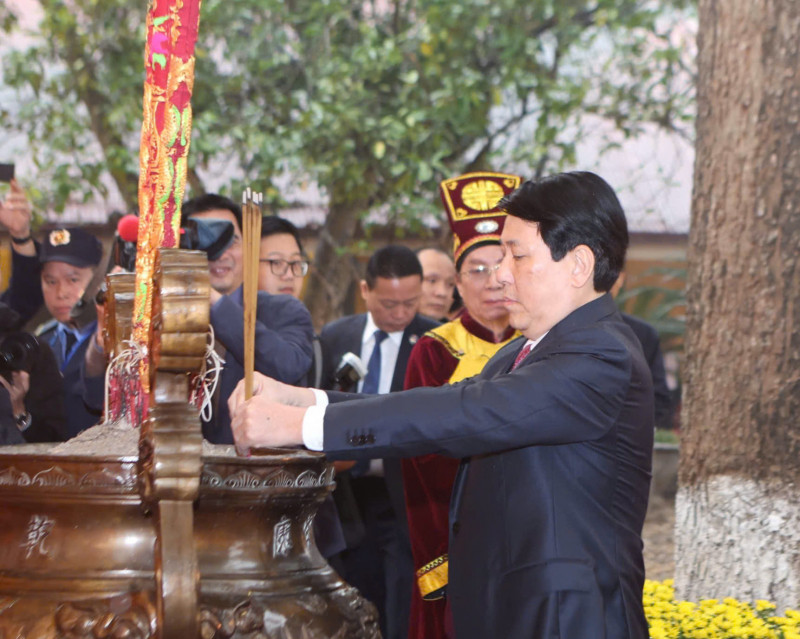 Chủ tịch nước Lương Cường dâng hương tại khu vực Điện Kính Thiên, Trung tâm Hoàng thành Thăng Long - Hà Nội.