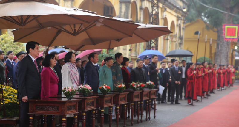Chủ tịch nước Lương Cường và các đại biểu cùng dự các nghi lễ truyền thống trước khi dâng hương.
