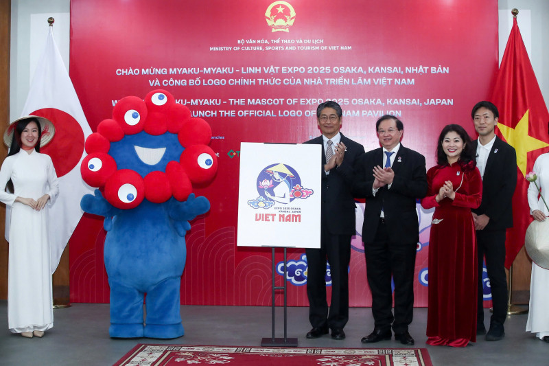 Ban tổ chức bên logo Nhà Triển lãm Việt Nam tại EXPO 2025, linh vật Myaku-Myaku.
