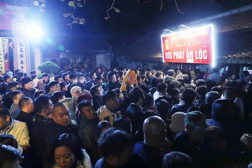 Đông đảo nhân dân và du khách xếp hàng xin lộc ấn Đền Trần. Ảnh: Thu Trang Đông đảo nhân dân và du khách xếp hàng xin lộc ấn Đền Trần. Ảnh: Thu Trang