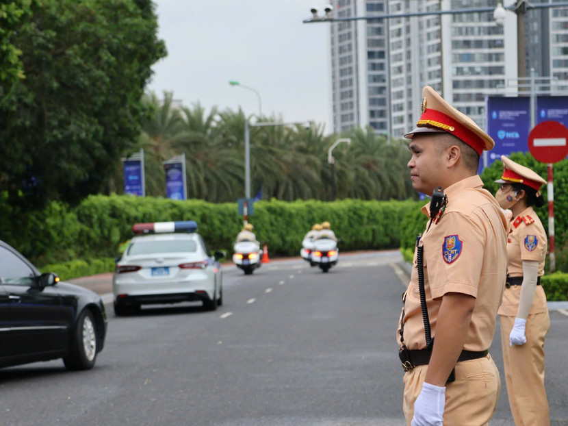Cảnh sát giao thông được bố trí dọc các tuyến đại biểu đi qua Cảnh sát giao thông được bố trí dọc các tuyến đại biểu đi qua