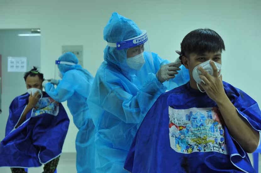 Buổi cắt tóc tập thể đặc biệt tại bệnh viện của các nghệ sỹ