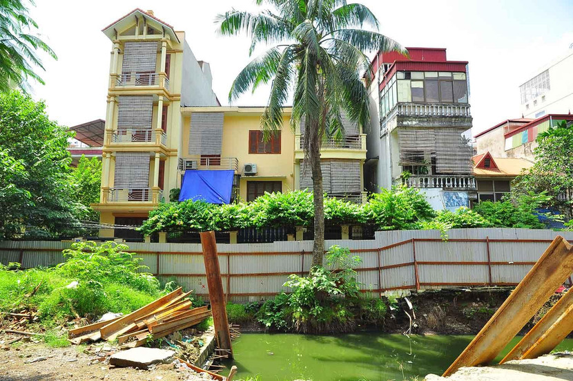 Sông Tô Lịch gần như ôm trọn nội đô nay đã ô nhiễm nghiêm trọng