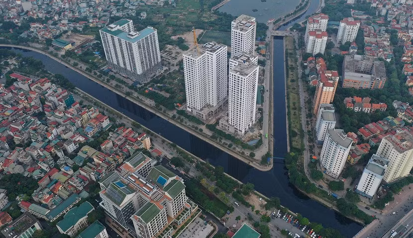 Đoạn giao cắt giữa sông Tô Lịch và sông Lừ với màu đen đặc trưng chảy qua khu Linh Đàm Đoạn giao cắt giữa sông Tô Lịch và sông Lừ với màu đen đặc trưng chảy qua khu Linh Đàm
