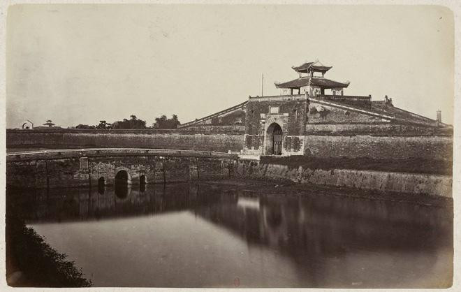 Thành Cửa Bắc với hào nước trước mặt chính là sông Tô Lịch (Ảnh tư liệu)