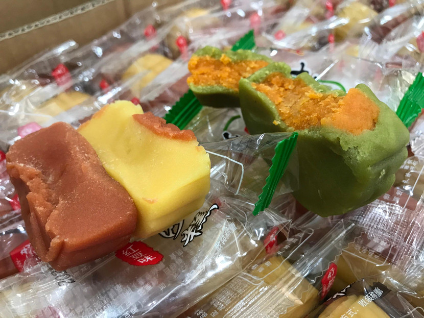 Những chiếc bánh Trung thu đủ màu sắc, đủ loại rất bắt mắt