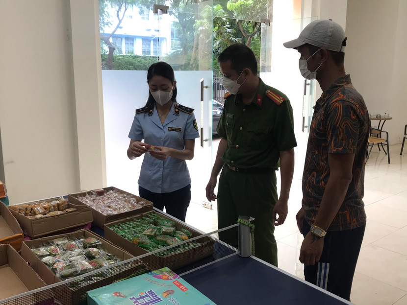 Chủ hàng khai nhận, số bánh Trung thu này được mua từ Lào Cai, sau đó vận chuyển về Hà Nội tiêu thụ