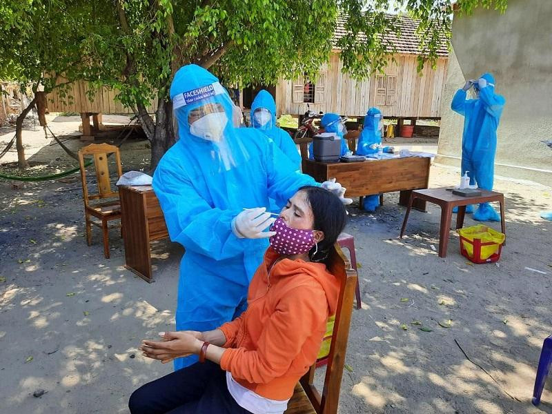 Lấy mẫu xét nghiệm tại Phú Yên