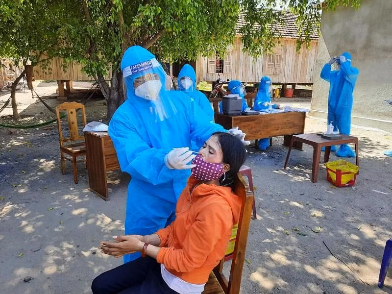 Lấy mẫu xét nghiệm tại Phú Yên