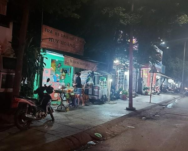 Dù đã có lệnh cấm nhưng nhiều hàng quán vẫn còn hoạt động tại Thủ Dầu Một (Bình Dương)