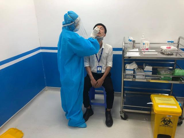 Lấy mẫu xét nghiệm Covid-19 tại Bệnh viện Medlatec Hà Nội