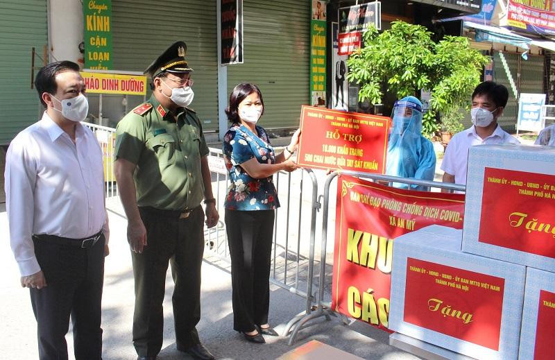 Đồng chí Nguyễn Thị Tuyến cùng các đồng chí lãnh đạo trao tặng quà hỗ trợ công tác chống dịch cho xã An Mỹ