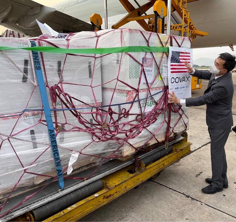 Thứ trưởng Bộ Y tế Trần Văn Thuấn kiểm tra lô vaaccine COVID-19 Moderna về Sân bay Nội Bài chiều 25-7 Thứ trưởng Bộ Y tế Trần Văn Thuấn kiểm tra lô vaaccine COVID-19 Moderna về Sân bay Nội Bài chiều 25-7