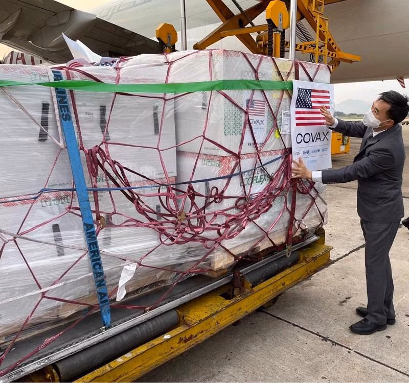 Thứ trưởng Bộ Y tế Trần Văn Thuấn kiểm tra lô vaaccine COVID-19 Moderna về Sân bay Nội Bài chiều 25-7