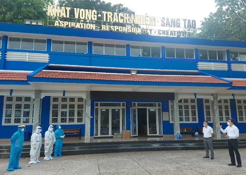 Thứ trưởng Bộ Y tế Trần Văn Thuấn (phải) động viên nhân viên y tế cơ sở chăm sóc người nhiễm COVID-19 tại Đại học Thủ Dầu Một, Bình Dương Thứ trưởng Bộ Y tế Trần Văn Thuấn (phải) động viên nhân viên y tế cơ sở chăm sóc người nhiễm COVID-19 tại Đại học Thủ Dầu Một, Bình Dương