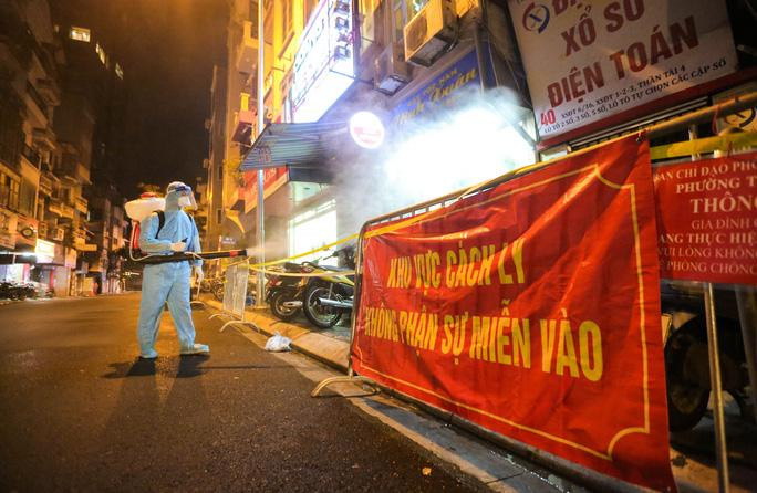 Khử khuẩn khu vực có bệnh nhân Covid-19 tại Hà Nội